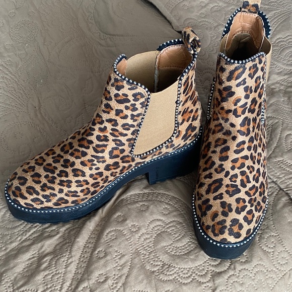 Tinstree Chelsea Stylish Leopard Print Ankle Booties - Picture 3 of 10